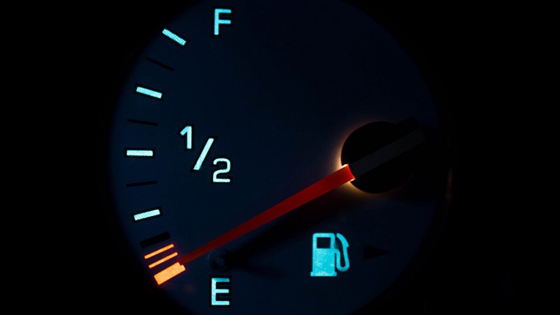 Ô tô gần hết xăng còn đi được bao nhiêu km?